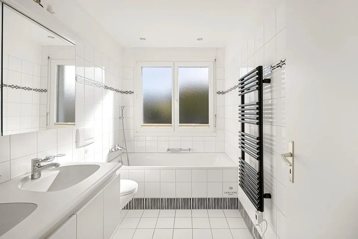 Zentrale, ruhige Wohnoase mit Sonnenbalkon und tiefem Steuerfuss - Foto 9 von 13