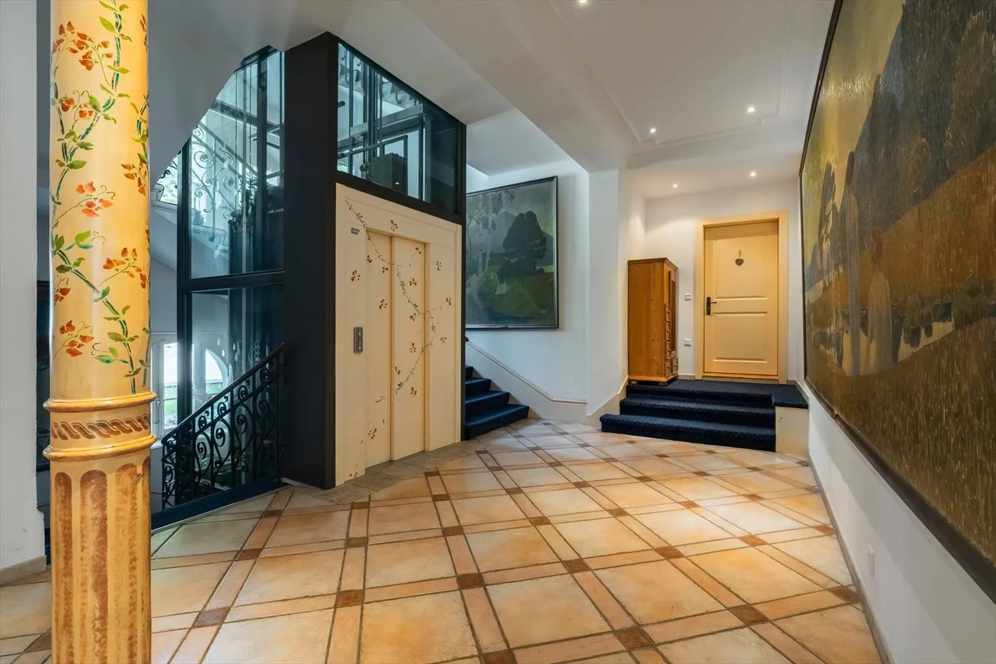 Elegance restored in a palace transformed into a residence. - Photo 8 of 12