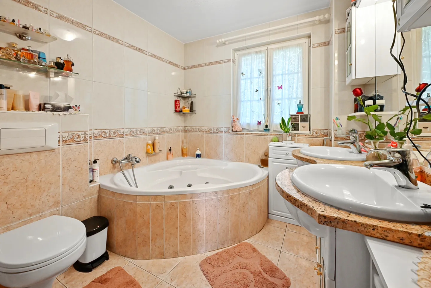 SAINT-LEGIER - SPACIOUS INDIVIDUAL VILLA WITH 2 APARTMENTS - Photo 9 of 13