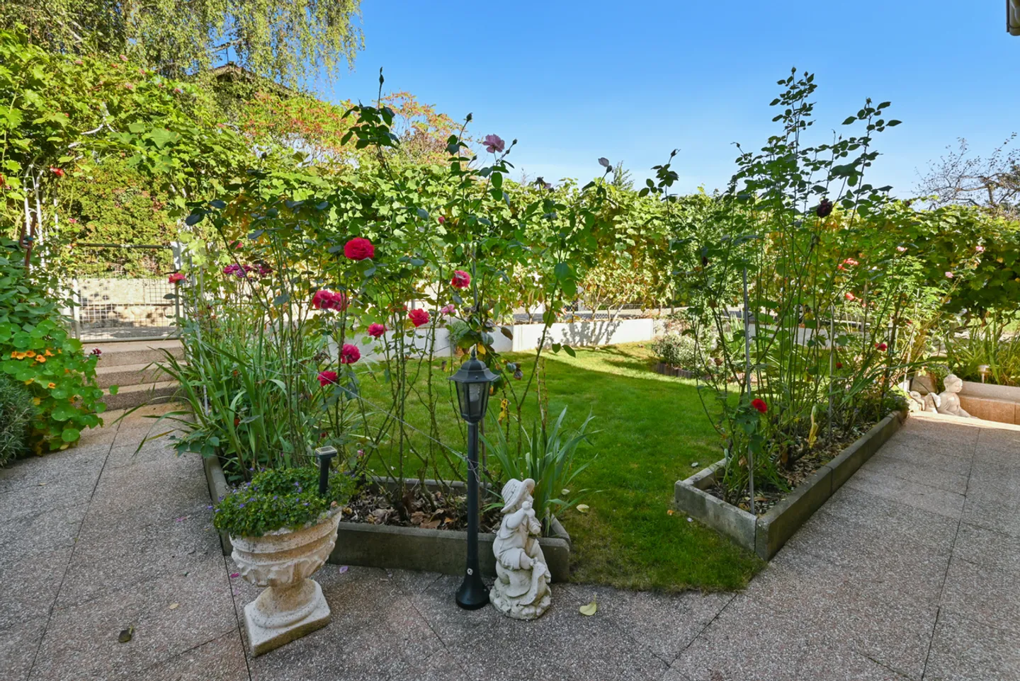 SAINT-LEGIER - SPACIOUS INDIVIDUAL VILLA WITH 2 APARTMENTS - Photo 12 of 13