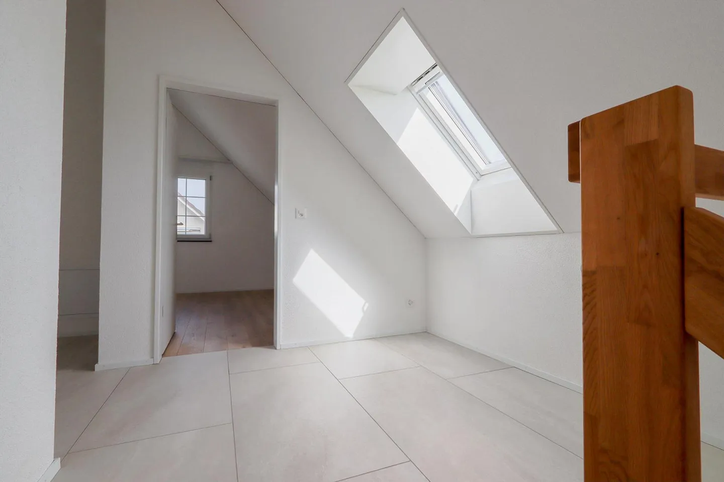 Confort de vie moderne avec des finitions de haute qualité et un agencement réfléchi... - Photo 7 sur 11