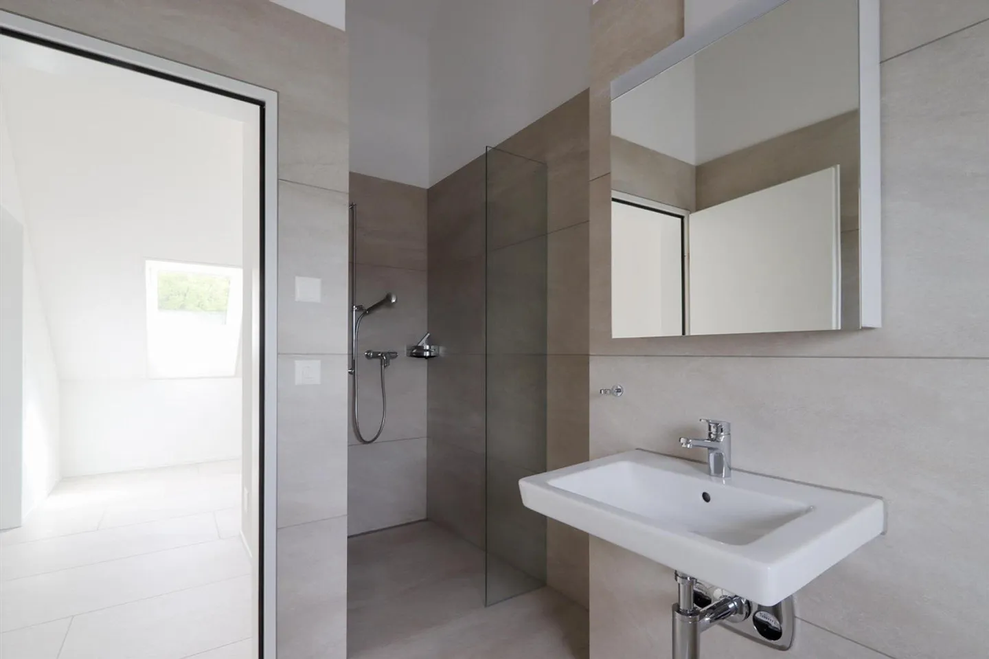 Confort de vie moderne avec des finitions de haute qualité et un agencement réfléchi... - Photo 10 sur 11