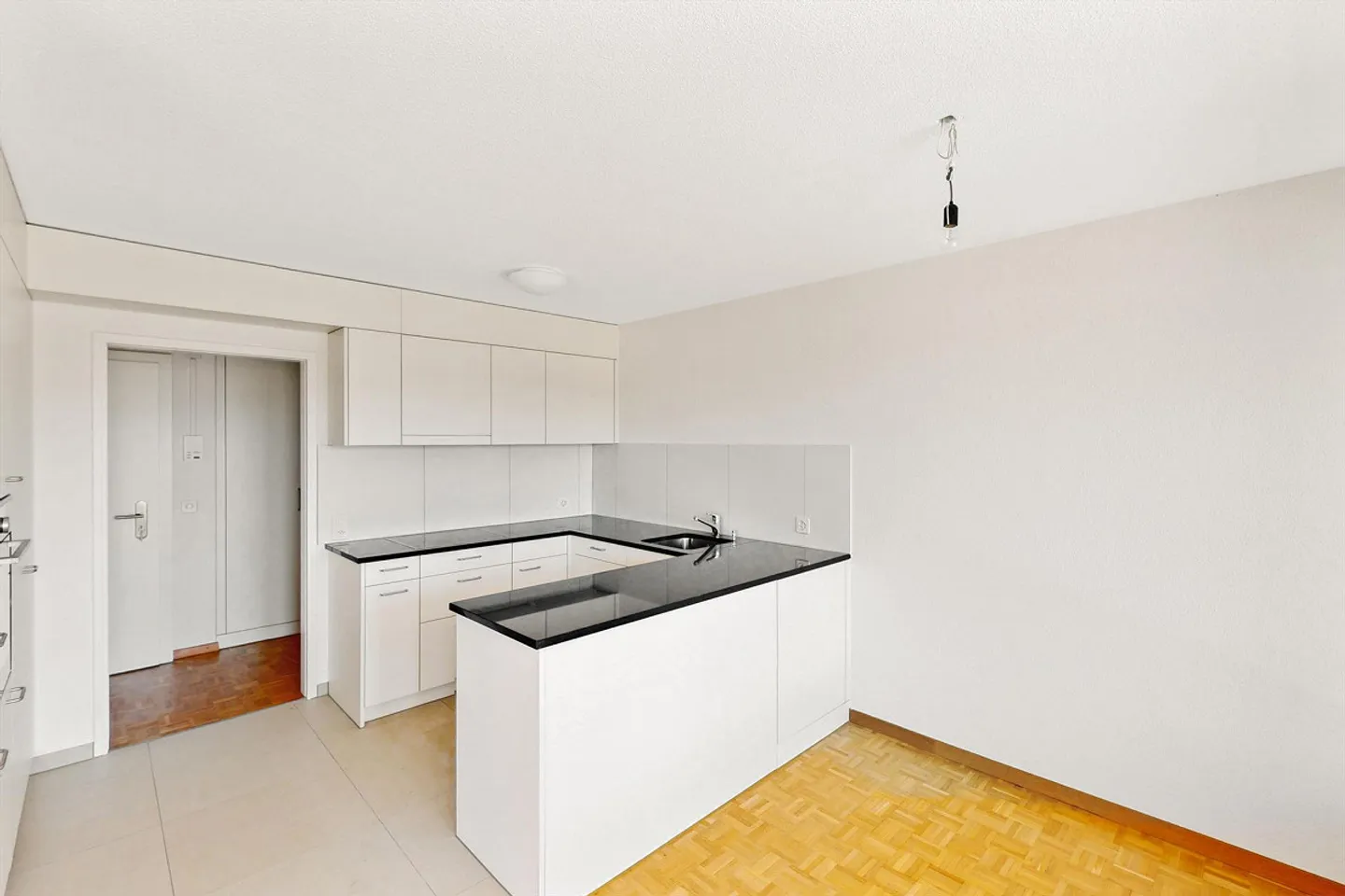Spacious apartment with garden seating area - Photo 2 of 5