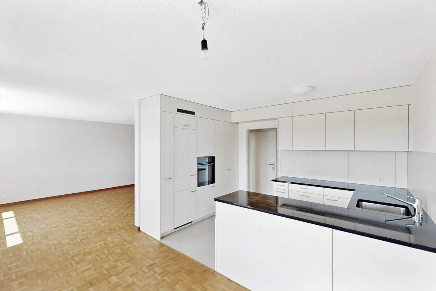 Spacious apartment with garden seating area - Photo 3 of 5