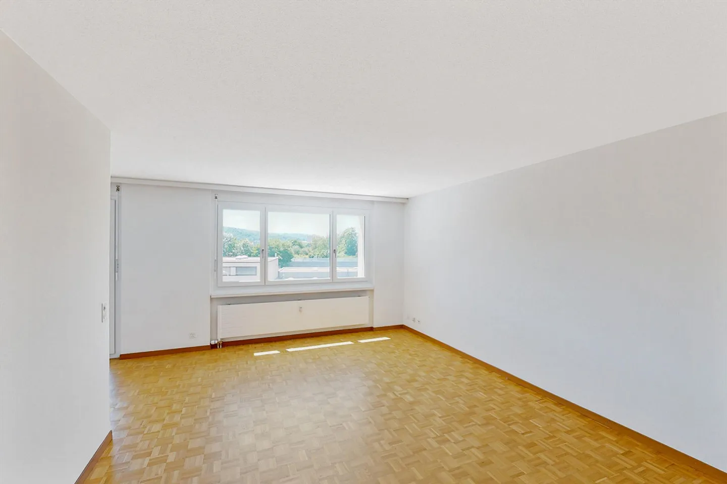 Spacious apartment with garden seating area - Photo 4 of 5