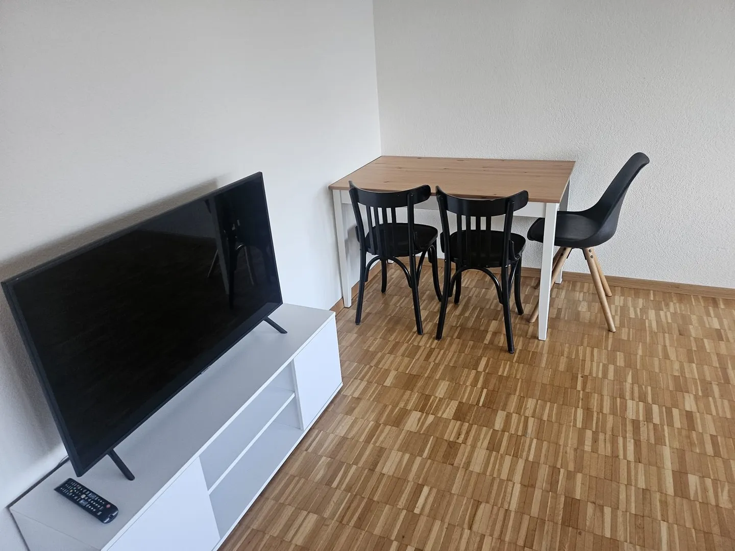 Cozy 1-Bedroom Apartment - Photo 2 of 13