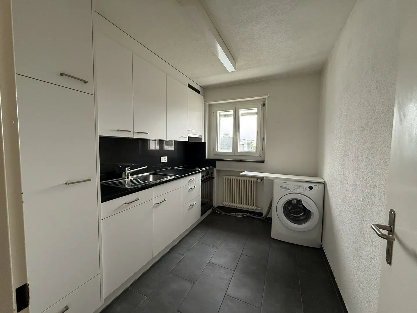 Cozy 1-Bedroom Apartment - Photo 7 of 13