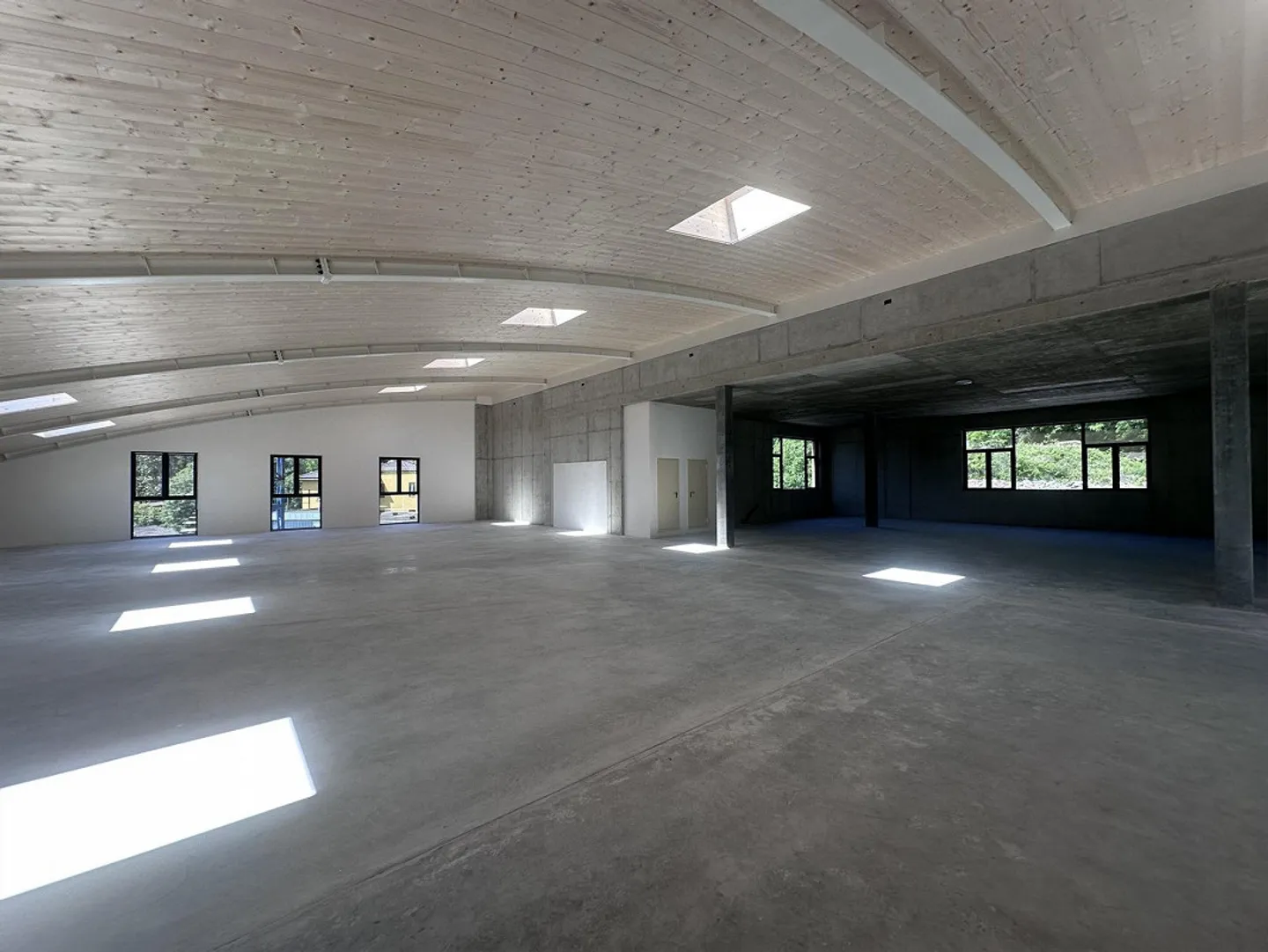 LATEST COMMERCIAL PROPERTY WITH 2670 SQM IN VACALLO - Photo 10 of 13