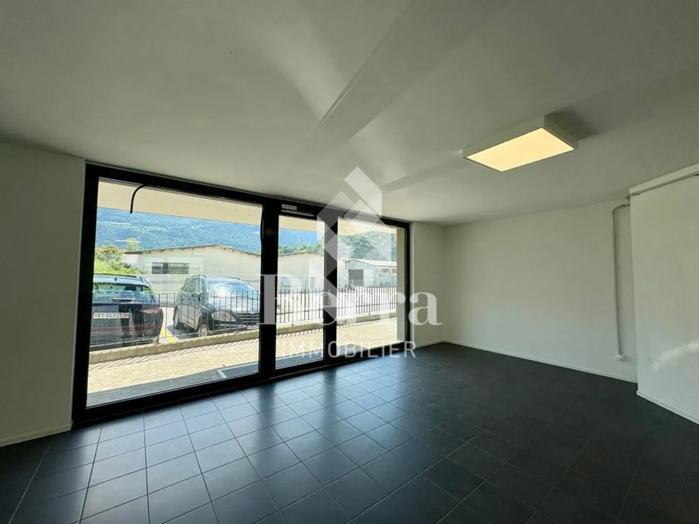 Commercial à vendre - Photo 2 sur 10