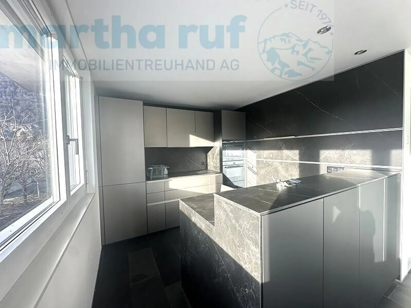 Spacious 4.5-room apartment with glazed loggia and mountain views - Photo 2 of 14