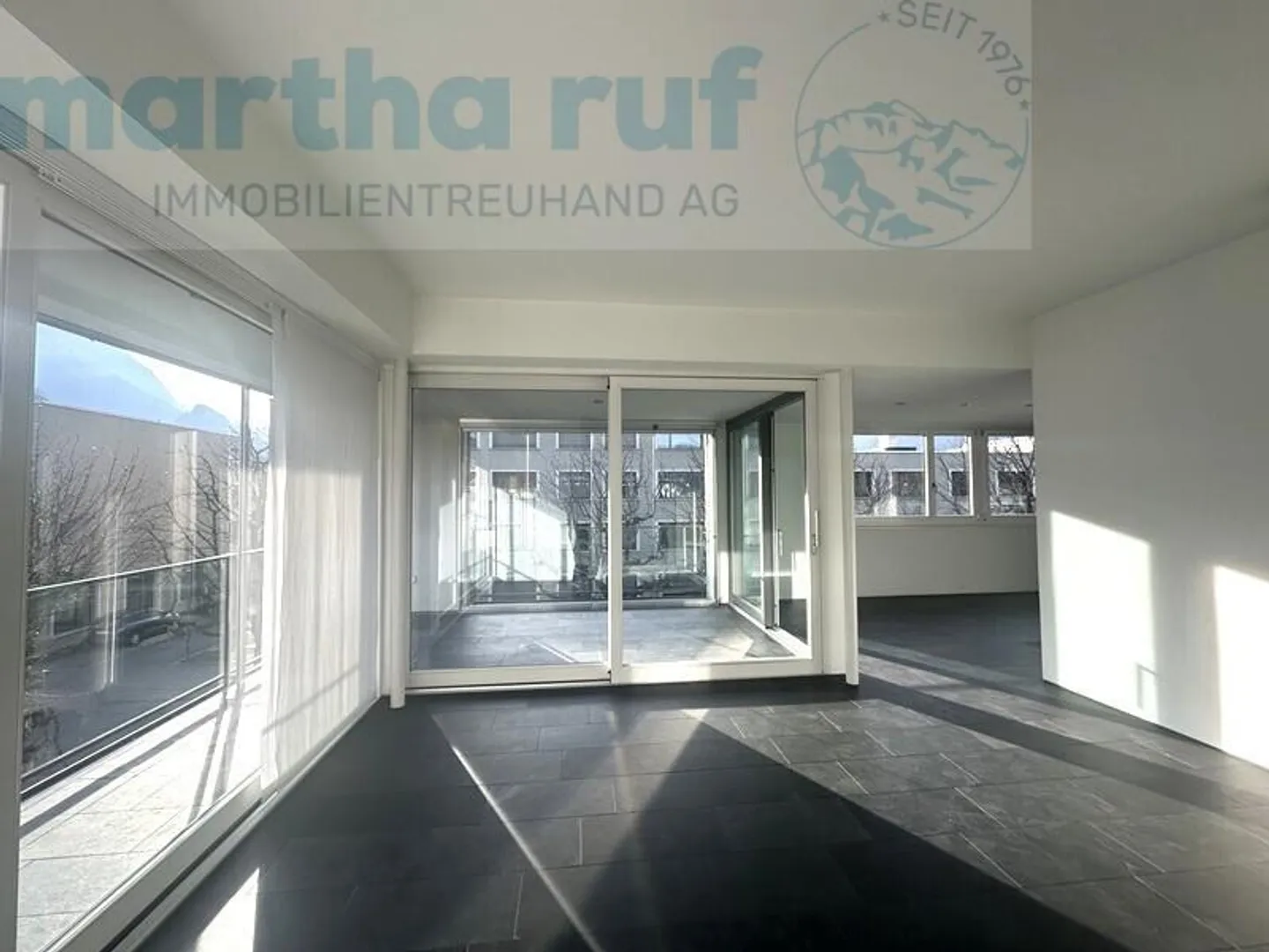 Spacious 4.5-room apartment with glazed loggia and mountain views - Photo 6 of 14