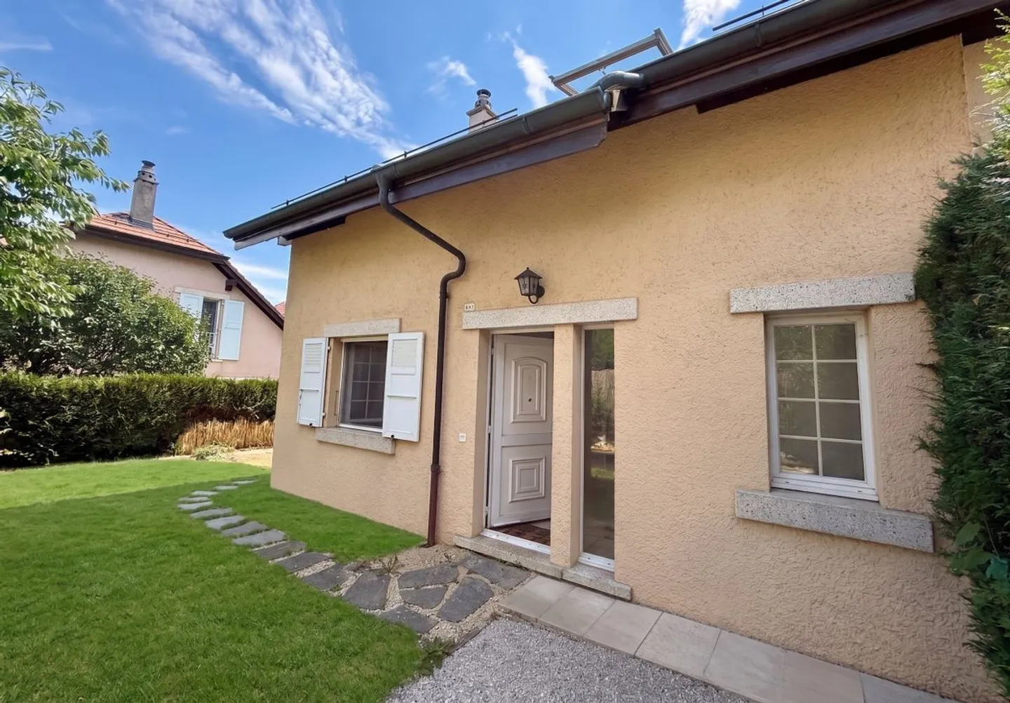 Familienhaus mit Garten, eine Gehminute von der Schule entfernt - Foto 1 von 11