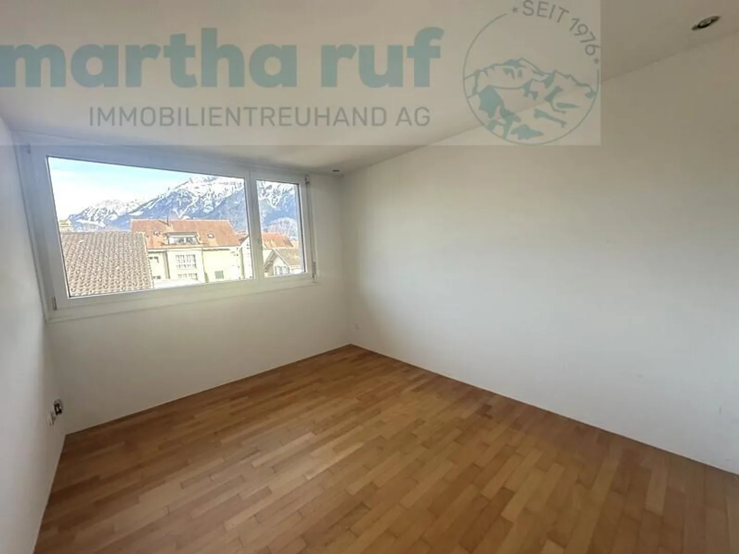 Spacious 4.5-room apartment with glazed loggia and mountain views - Photo 7 of 14