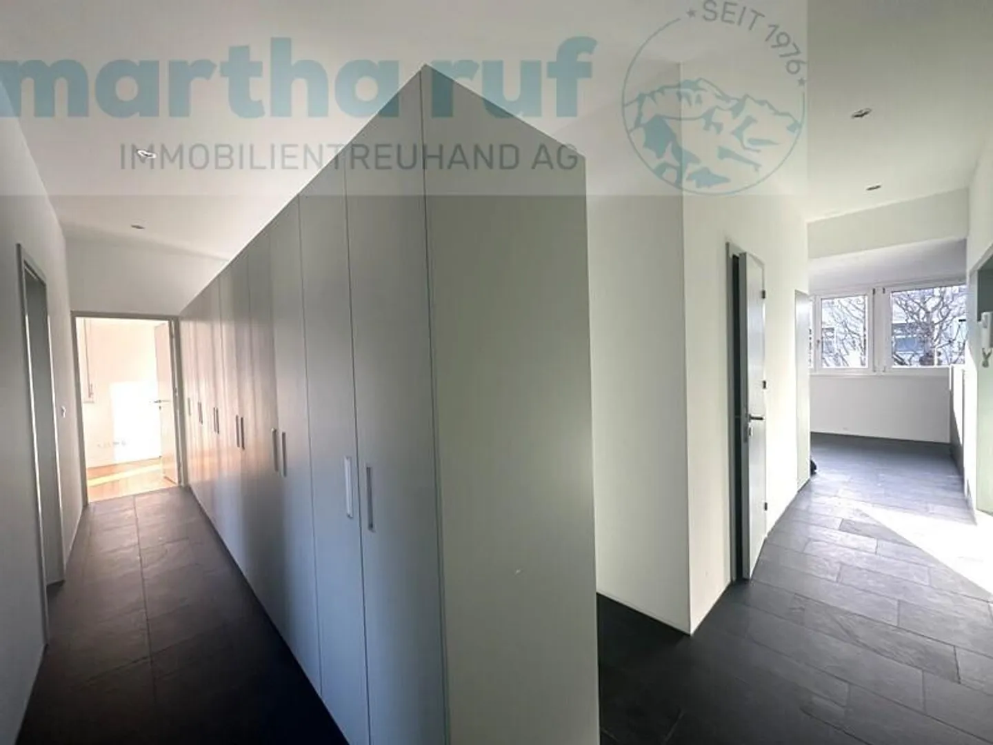 Spacious 4.5-room apartment with glazed loggia and mountain views - Photo 12 of 14