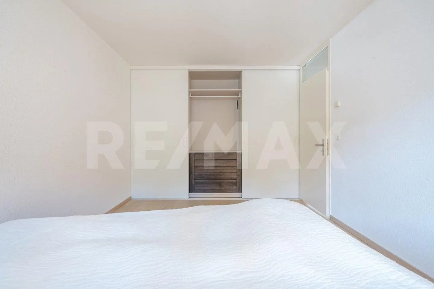 Appartamento pratico e elegantemente ristrutturato di 2½ locali nel Reppischtal - Foto 9 di 13