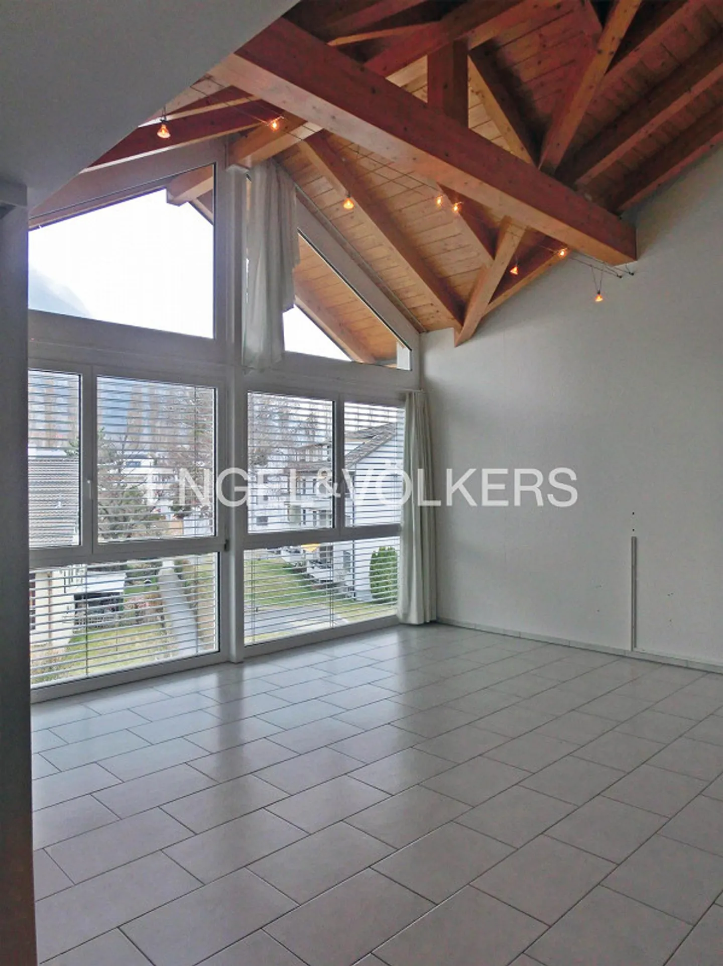 Appartamento duplex di 6,5 stanze in posizione privilegiata a Visp - Foto 3 di 11