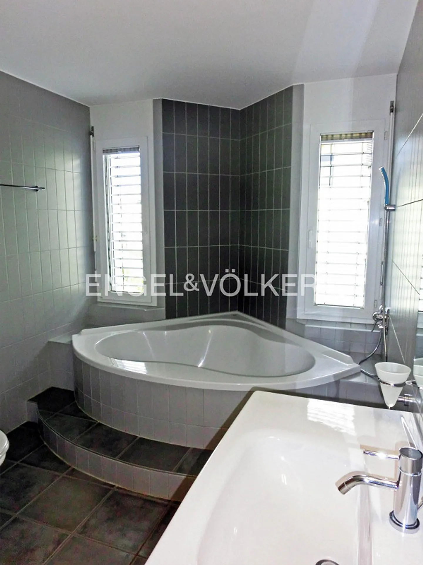 Appartamento duplex di 6,5 stanze in posizione privilegiata a Visp - Foto 8 di 11