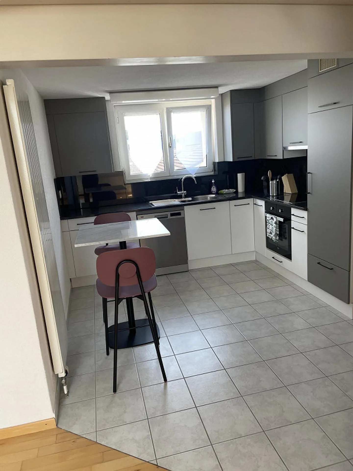 Appartamento mansardato di 3,5 stanze con mobili - Foto 1 di 13