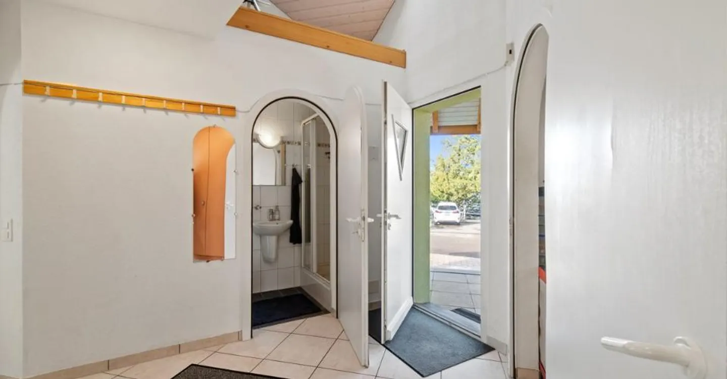 A deux pas d'Estavayer-le-Lac : villa avec piscine, sauna et 4 chambres sur 910 m² - Foto 12 von 13