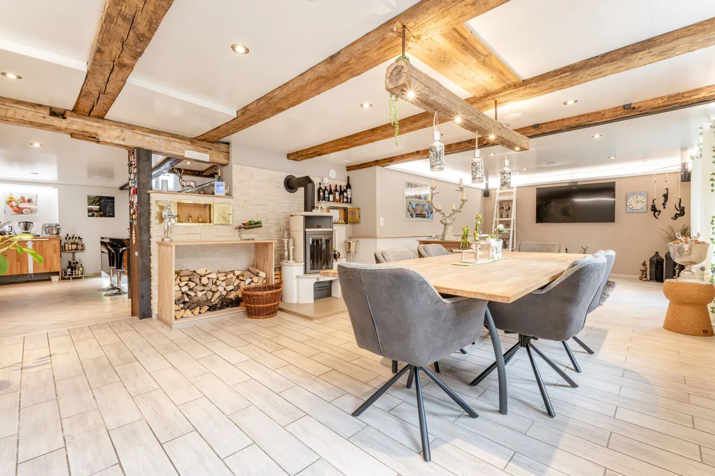 Charming Attached Single-Family House in Farmhouse Style with Utility Area - Stylishly Renovated and Versatile - Photo 7 of 22