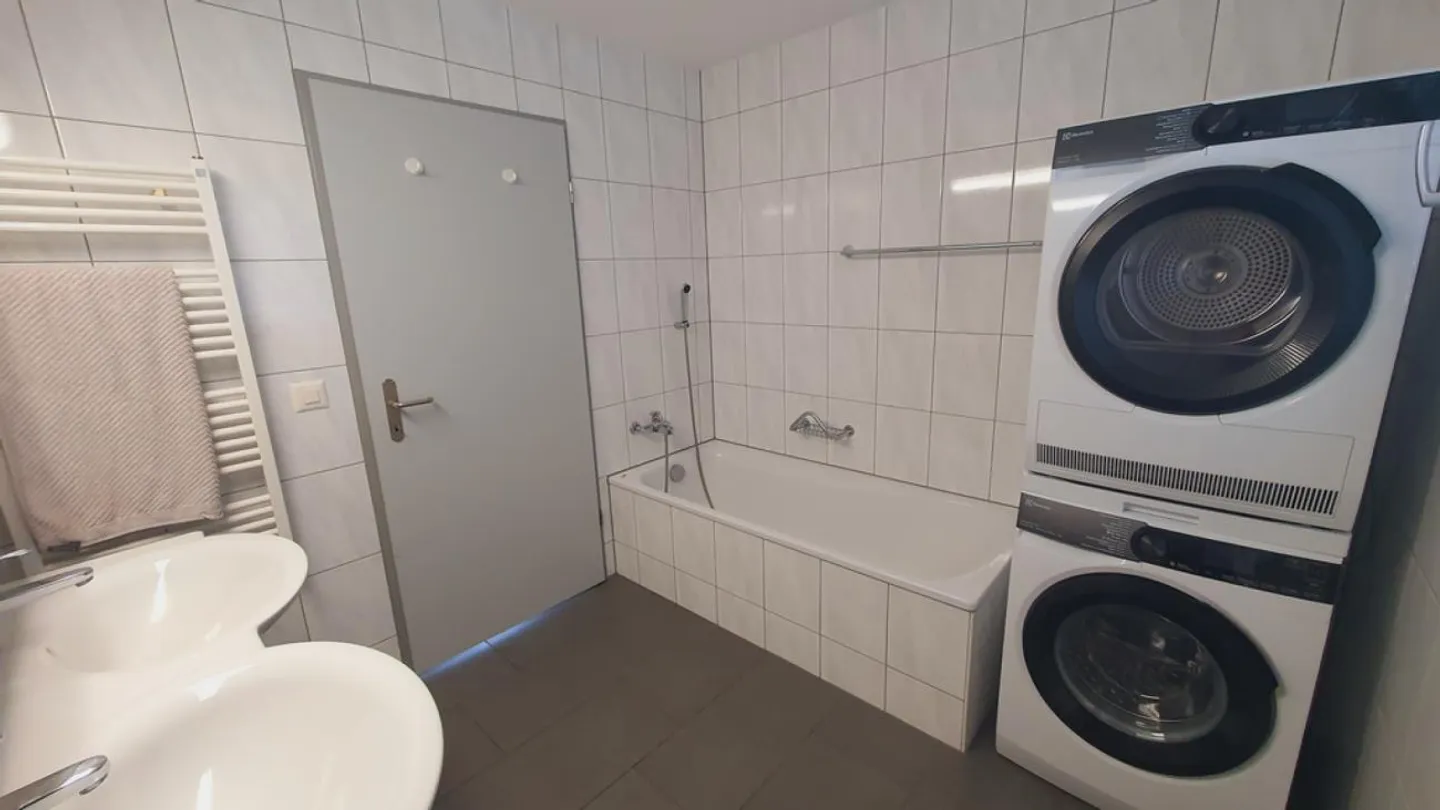 Appartamento attico in un ambiente adatto alle famiglie - Foto 3 di 7