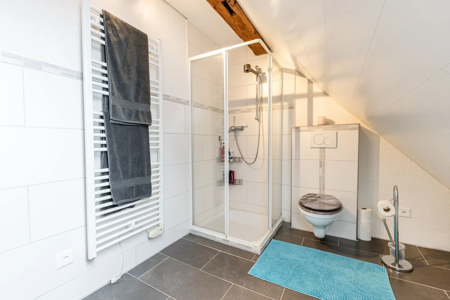 Charming Attached Single-Family House in Farmhouse Style with Utility Area - Stylishly Renovated and Versatile - Photo 14 of 22