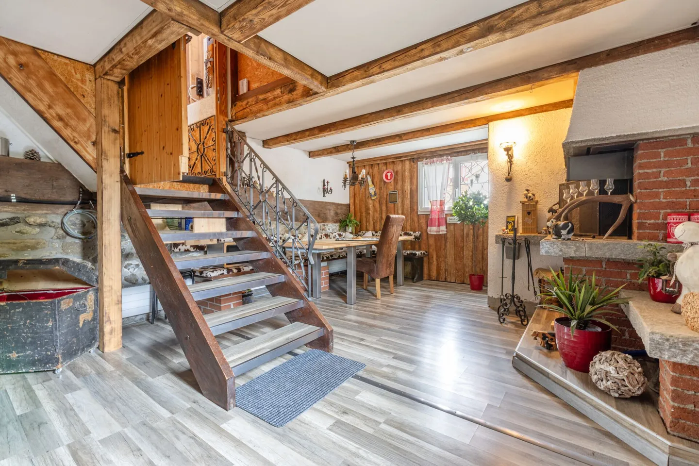 Charming Attached Single-Family House in Farmhouse Style with Utility Area - Stylishly Renovated and Versatile - Photo 15 of 22