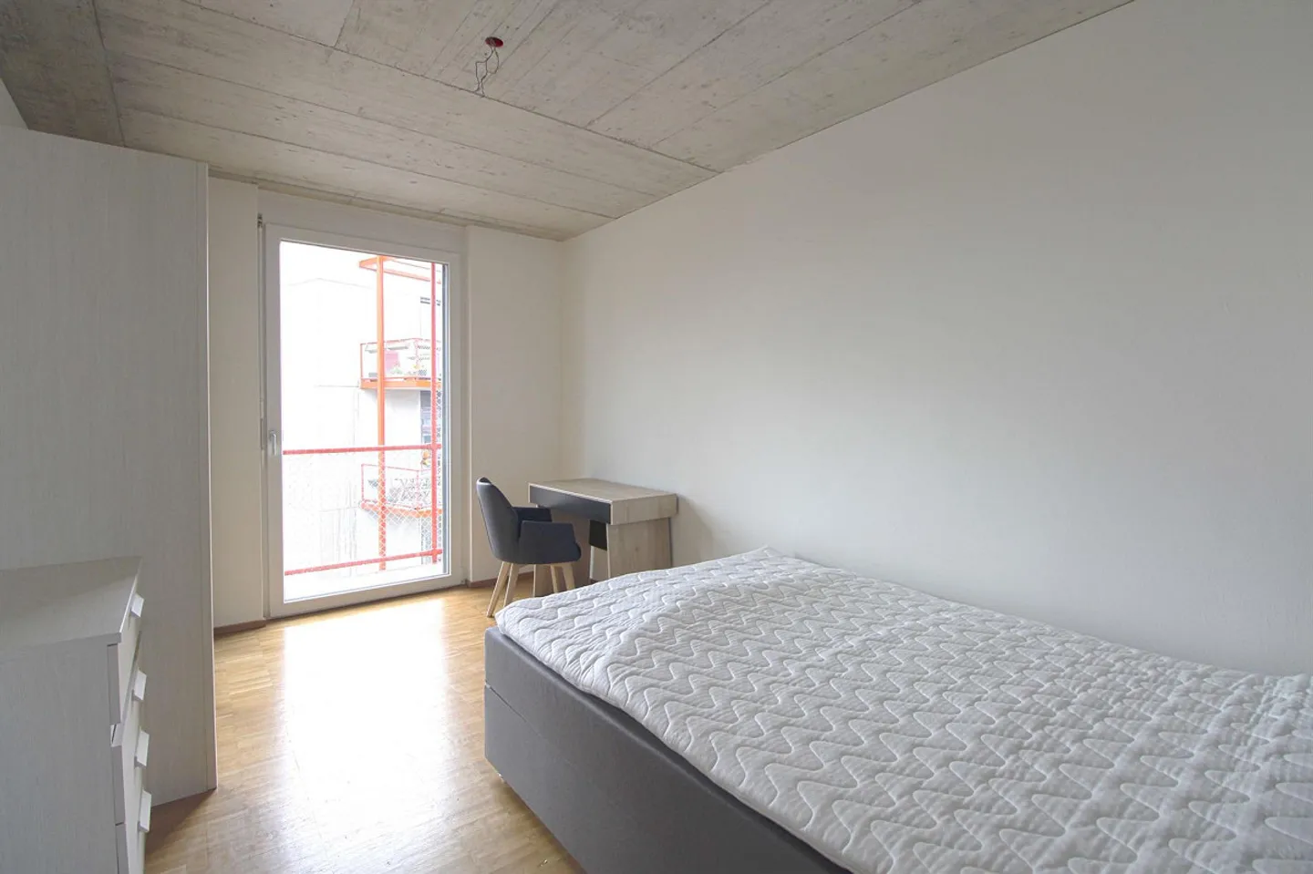 Furnished room in modernized apartment in top location - Photo 1 of 11