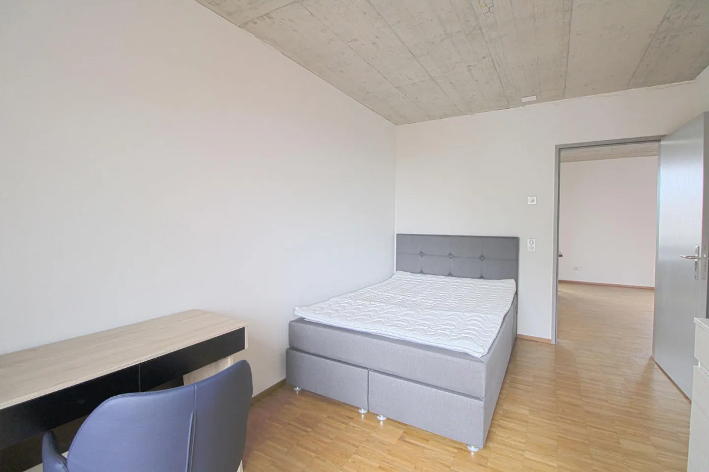 Furnished room in modernized apartment in top location - Photo 2 of 11