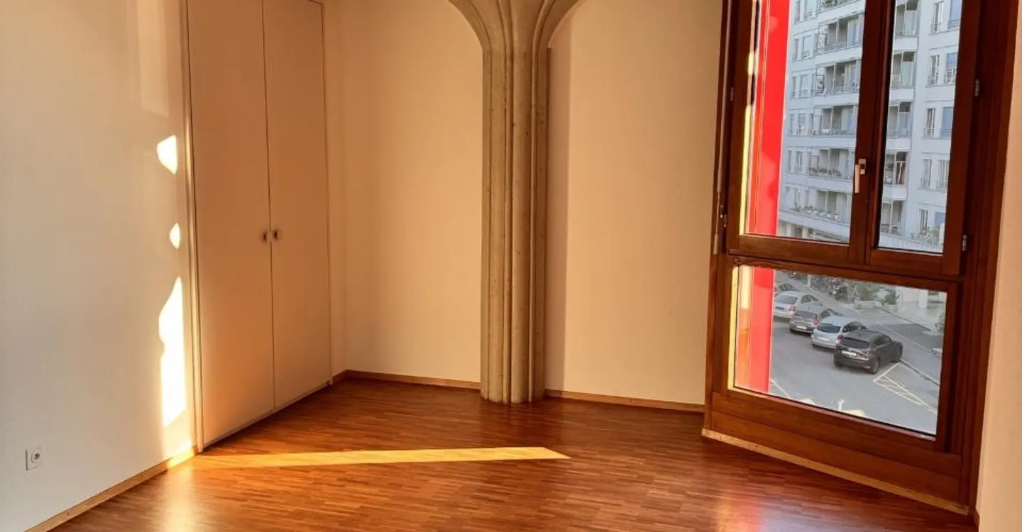 Bright 5-room apartment - Photo 2 of 2