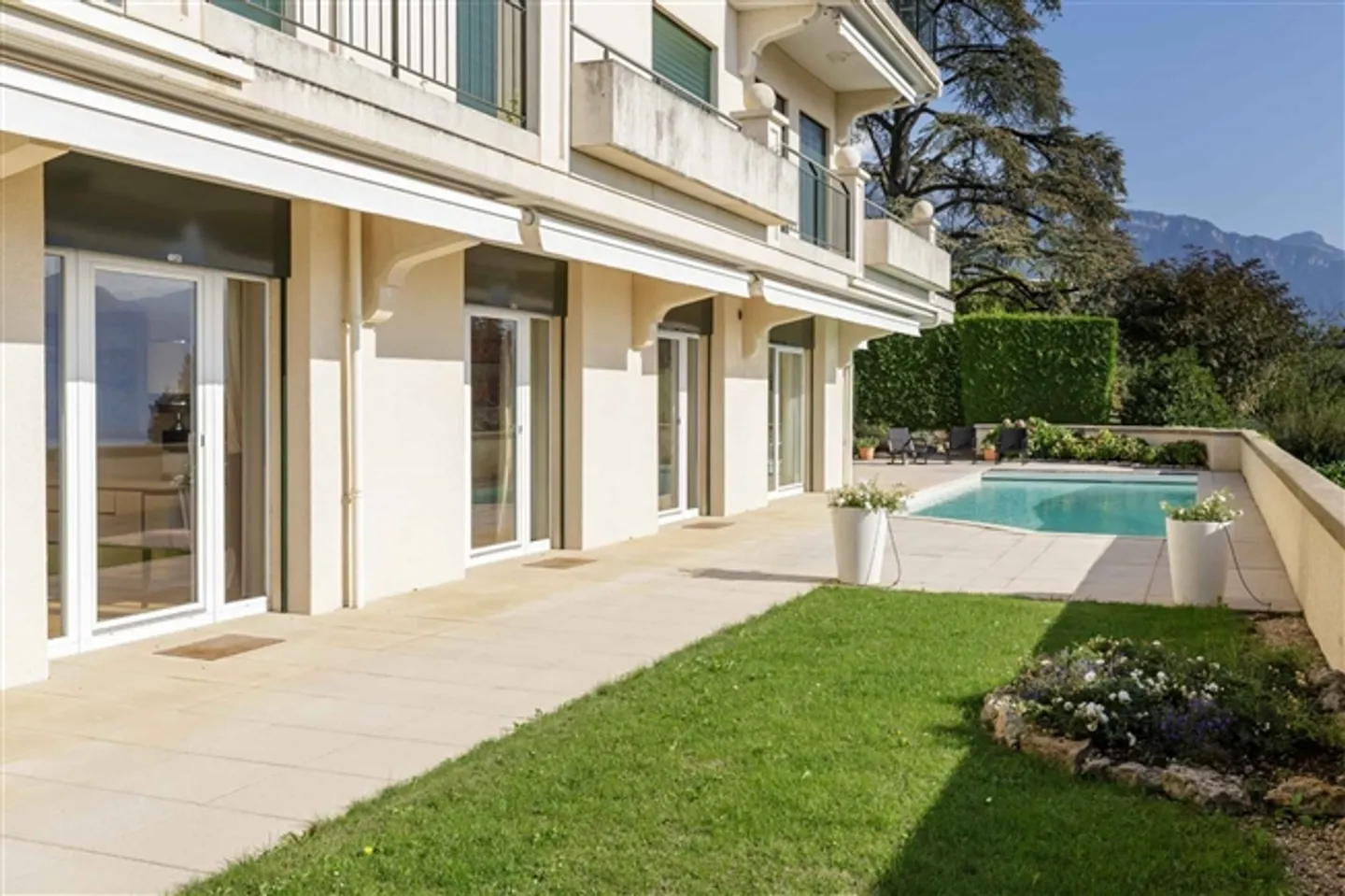 Piscine privée avec vue panoramique sur le lac - Photo 1 sur 13