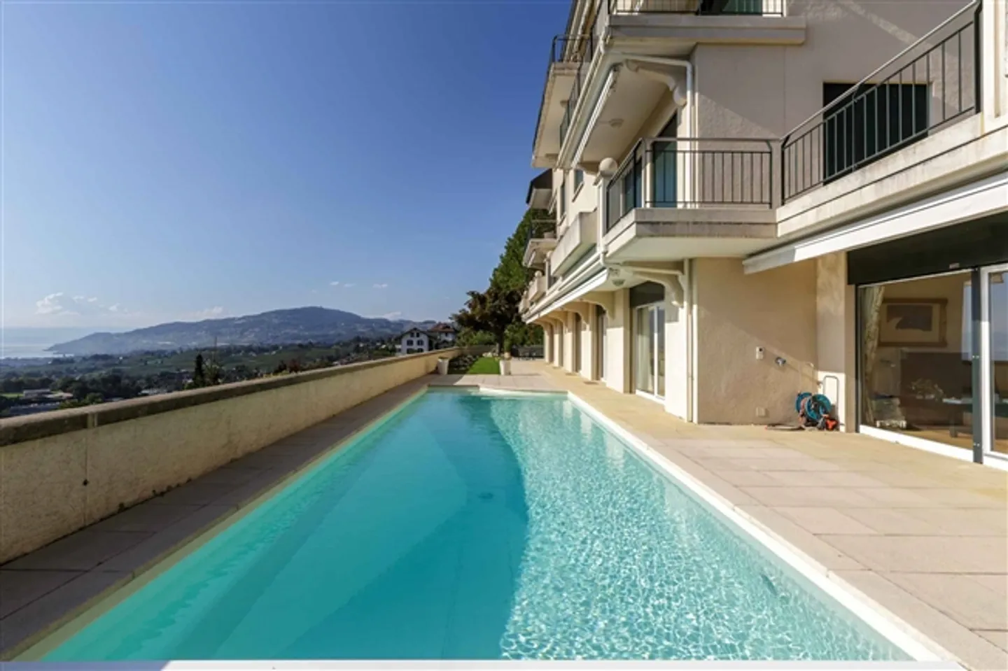 Piscine privée avec vue panoramique sur le lac - Photo 5 sur 13