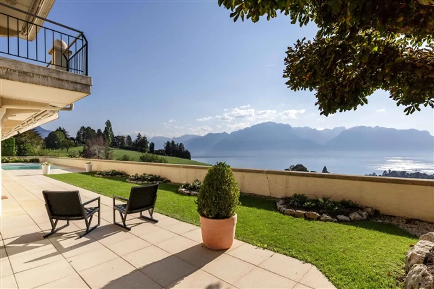 Piscine privée avec vue panoramique sur le lac - Photo 6 sur 13