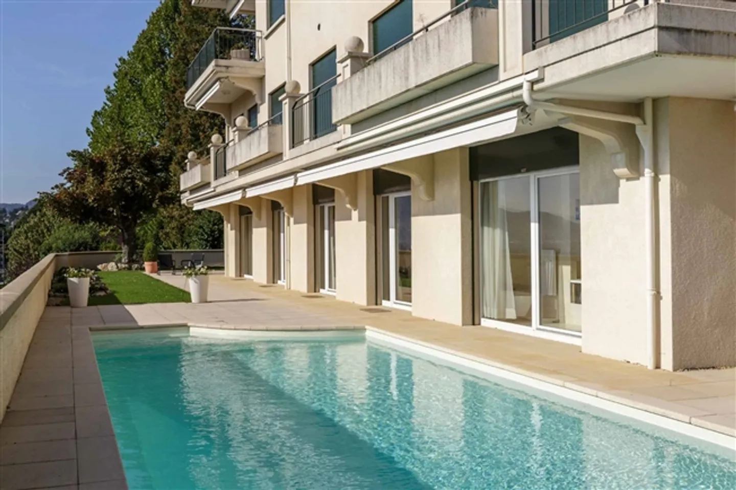 Piscine privée avec vue panoramique sur le lac - Photo 7 sur 13