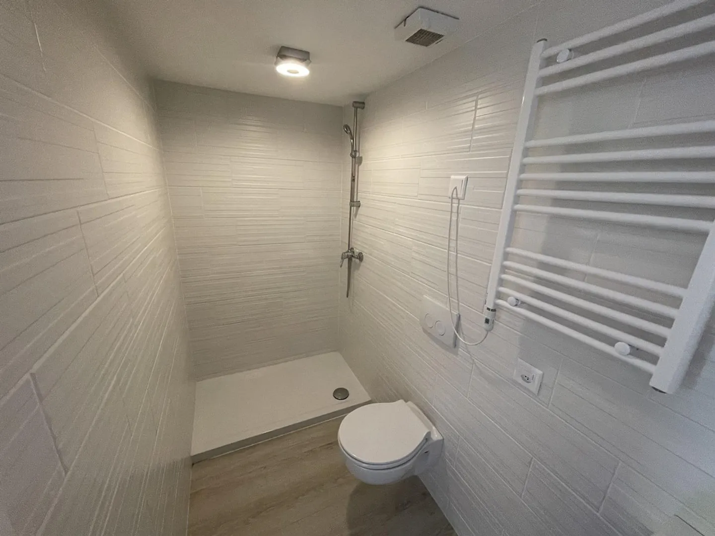 BÂTIMENT COMPLÈTEMENT RÉNOVÉ À UN PRIX JAMAIS VU - Photo 8 sur 13