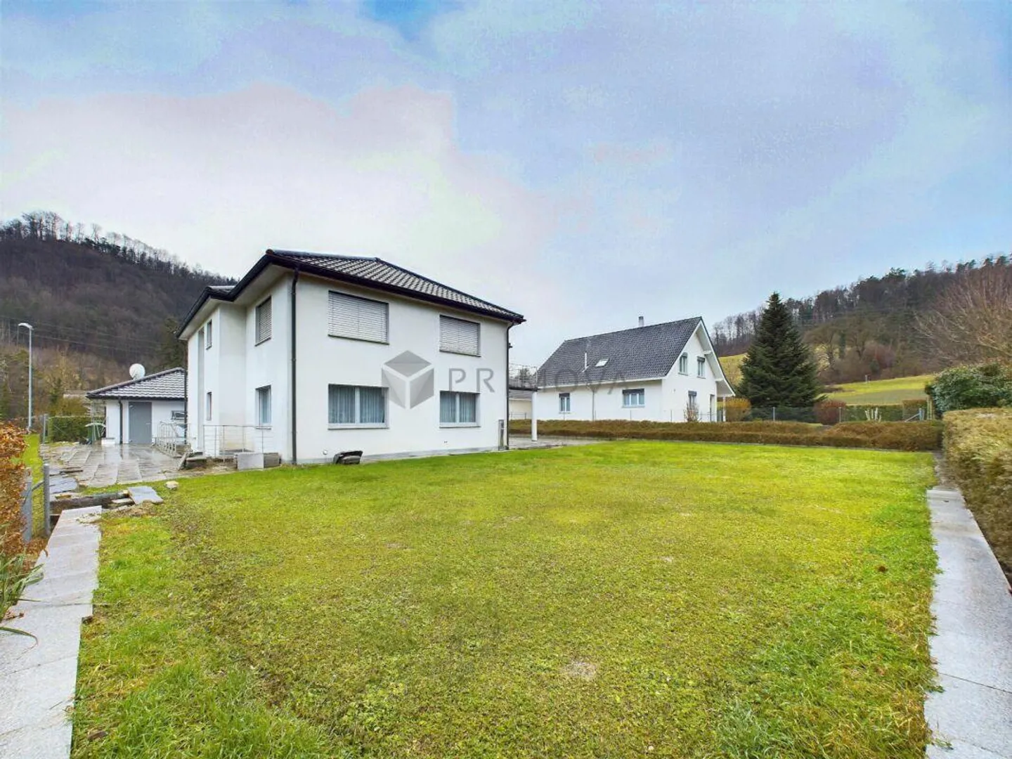 Exklusives Zuhause mit Garten - Foto 1 von 12