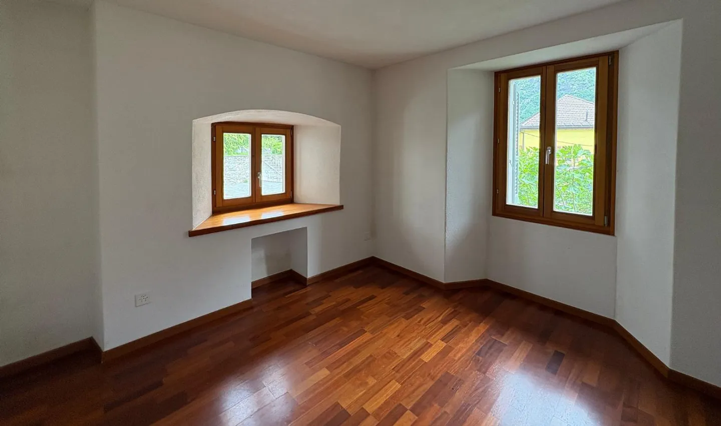 INTERESTING DUPLEX 4.5 ROOMS IN GRONO (GR) - Photo 4 of 9