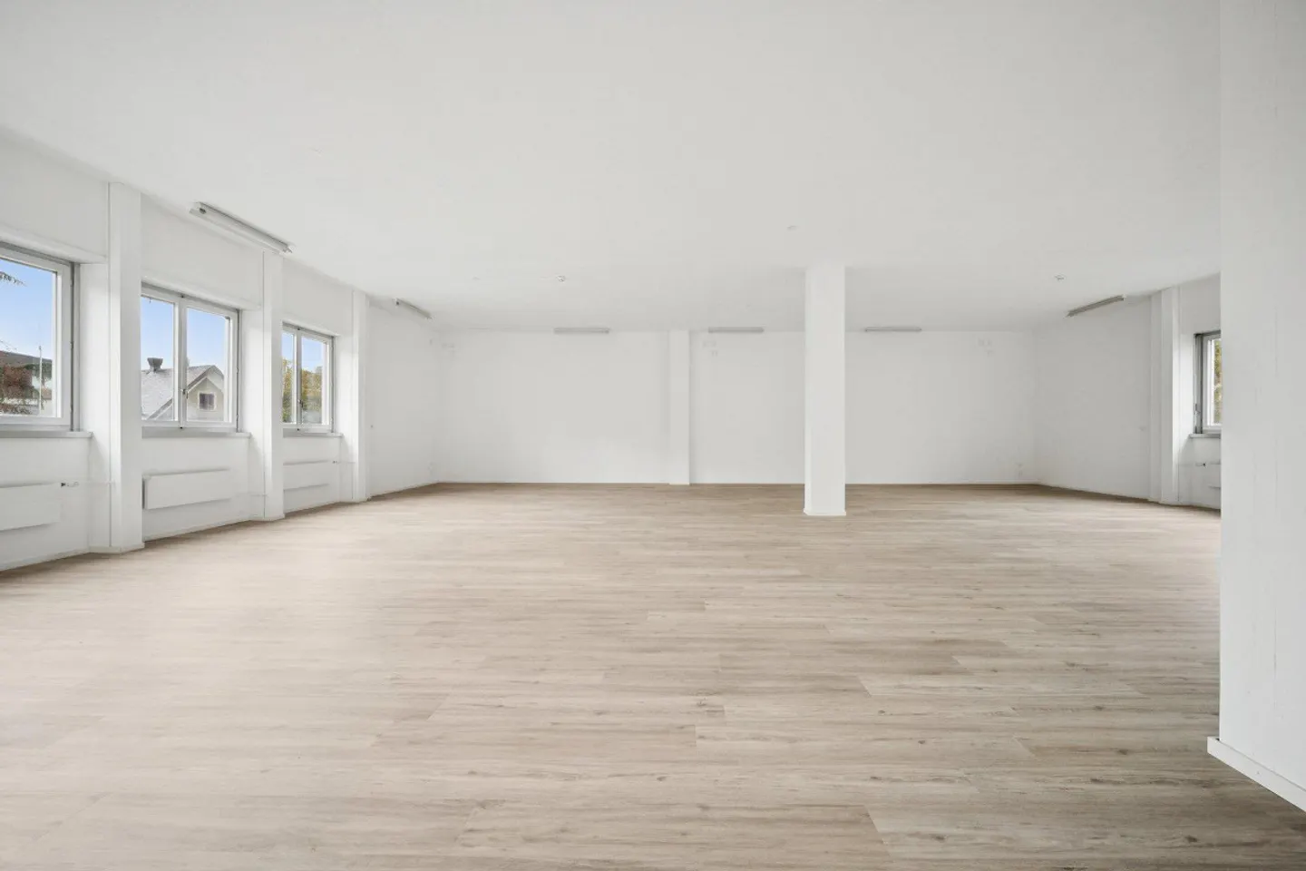 Top location in Dietikon: Bright commercial space with 200 m² for quiet business... - Photo 3 of 6