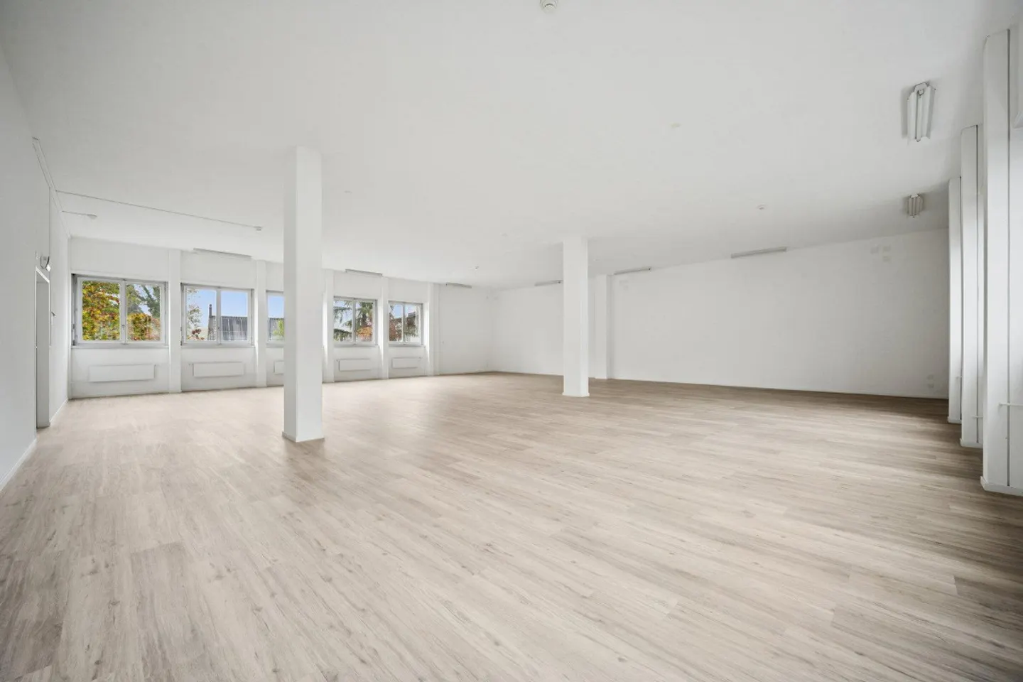 Top location in Dietikon: Bright commercial space with 200 m² for quiet business... - Photo 4 of 6