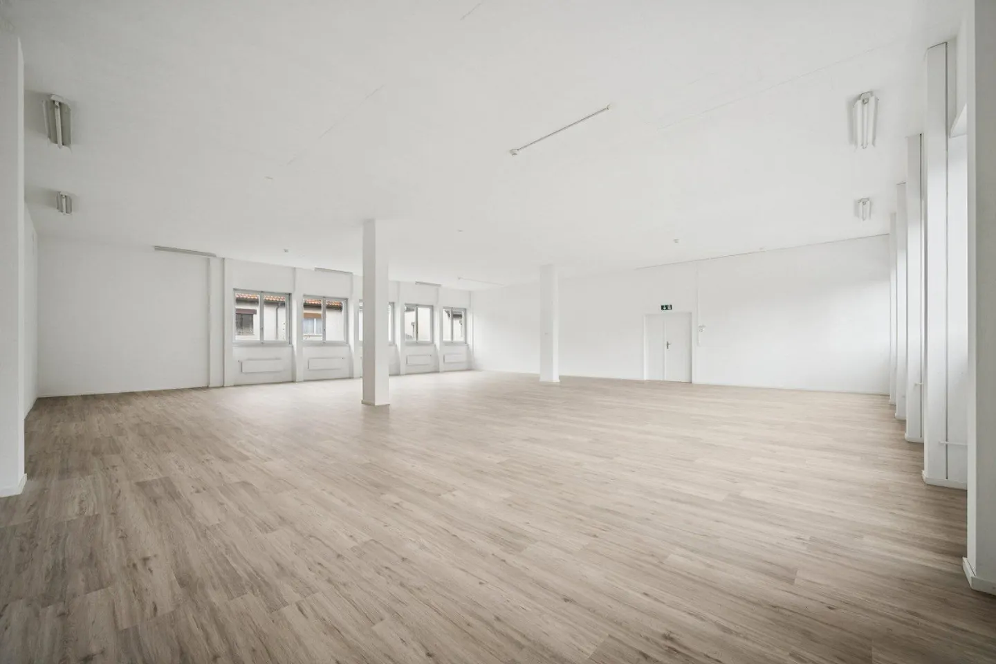 Top location in Dietikon: Bright commercial space with 200 m² for quiet business... - Photo 2 of 6