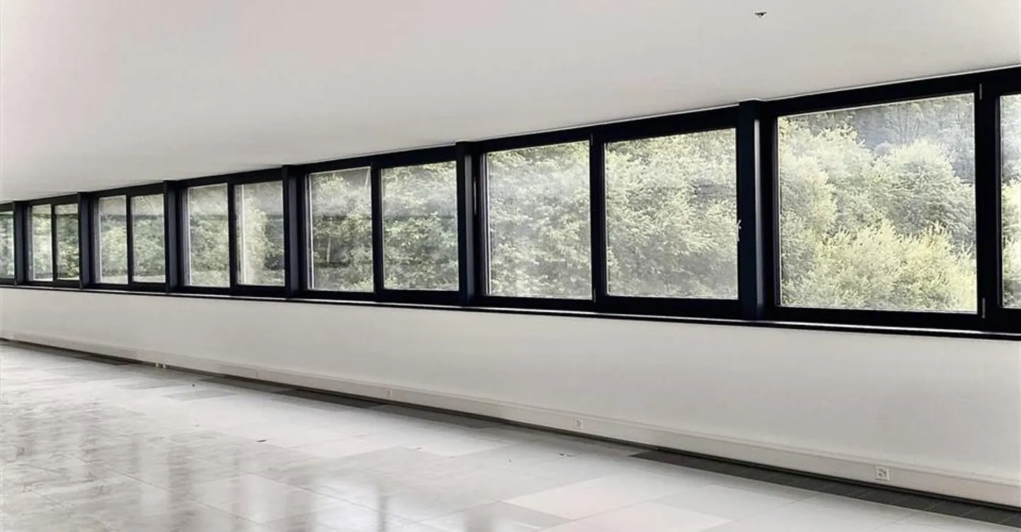 Mixed-use building for rent - Photo 1 of 7