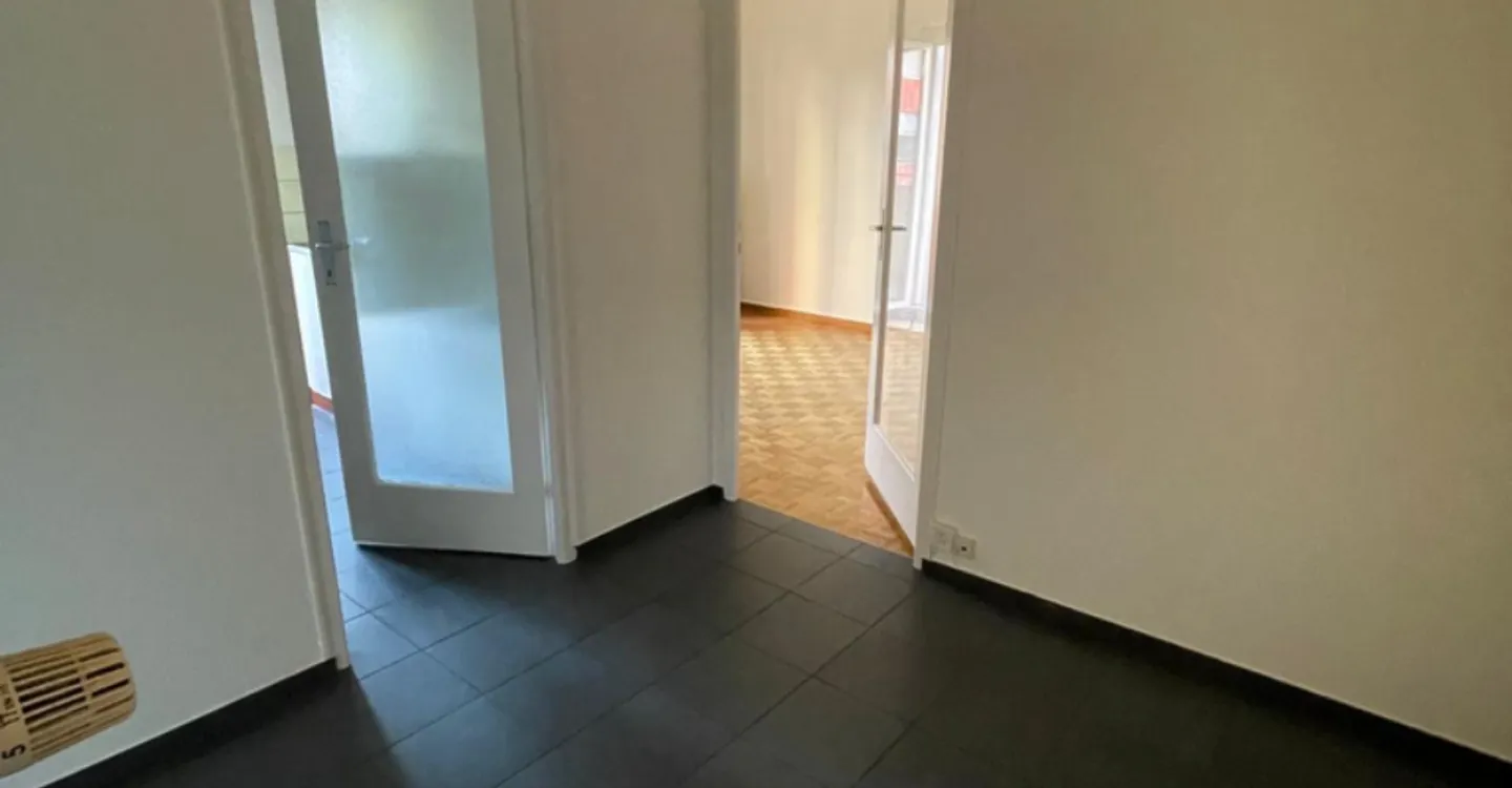 2.5-room apartment on the ground floor - 1010 Lausanne - Photo 3 of 6