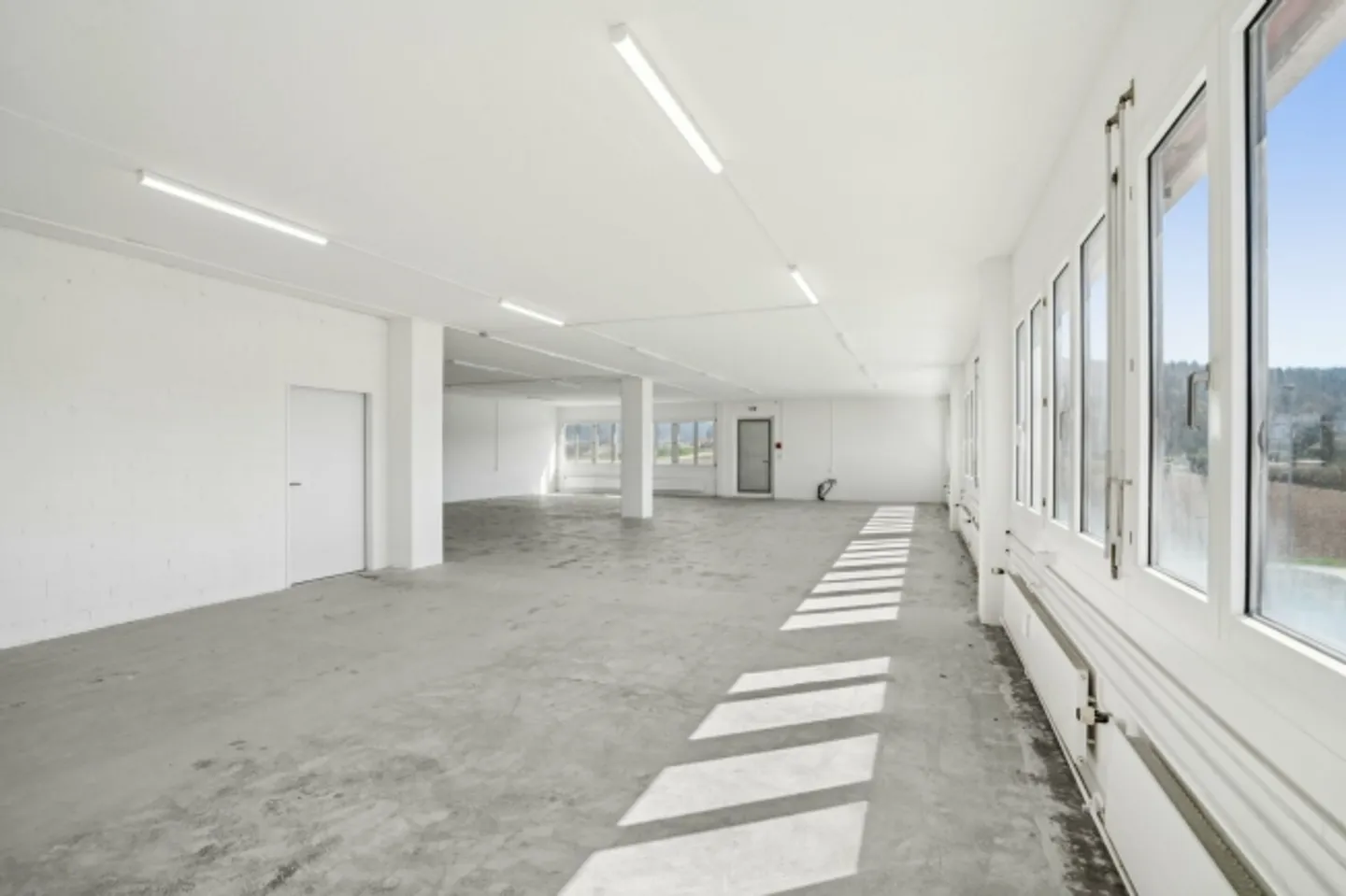 Mixed-use building for rent - Photo 2 of 10