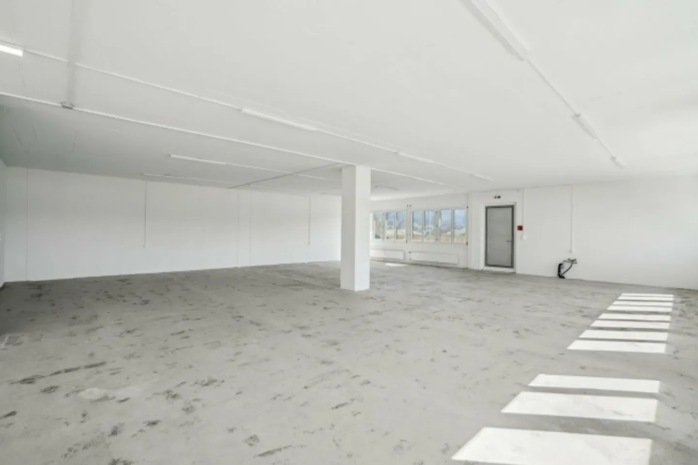 Mixed-use building for rent - Photo 3 of 10