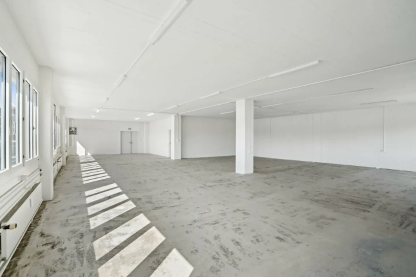 Mixed-use building for rent - Photo 4 of 10