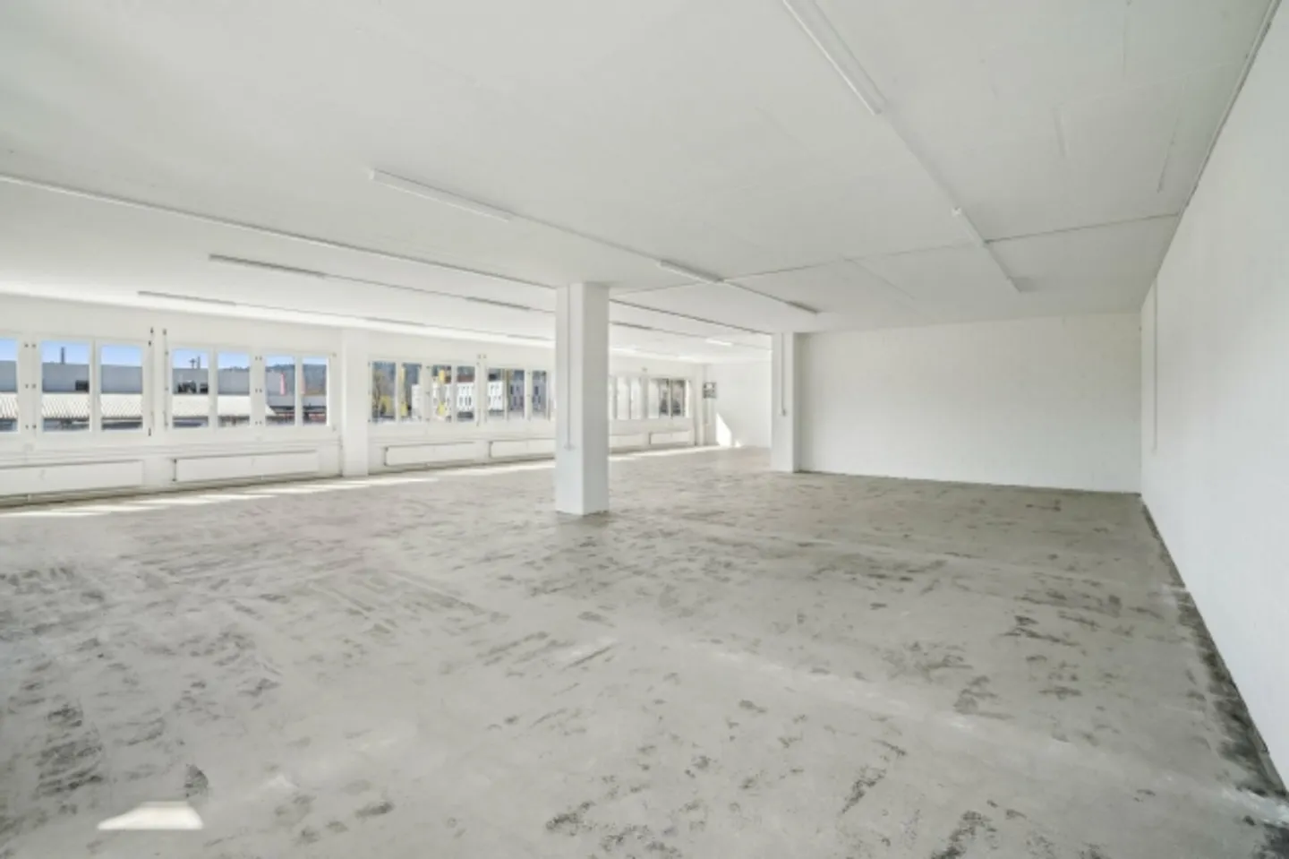 Mixed-use building for rent - Photo 5 of 10