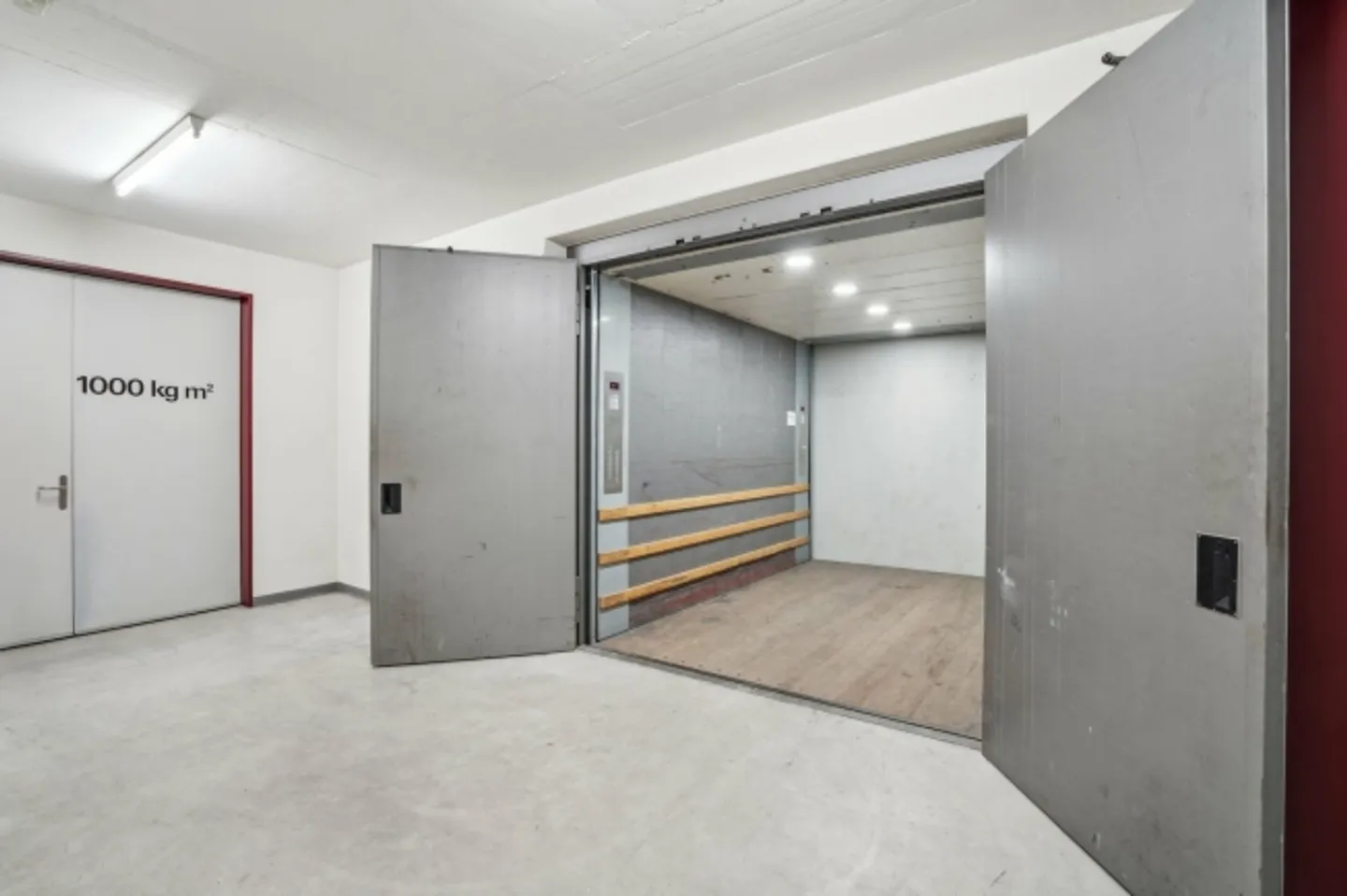 Mixed-use building for rent - Photo 6 of 10