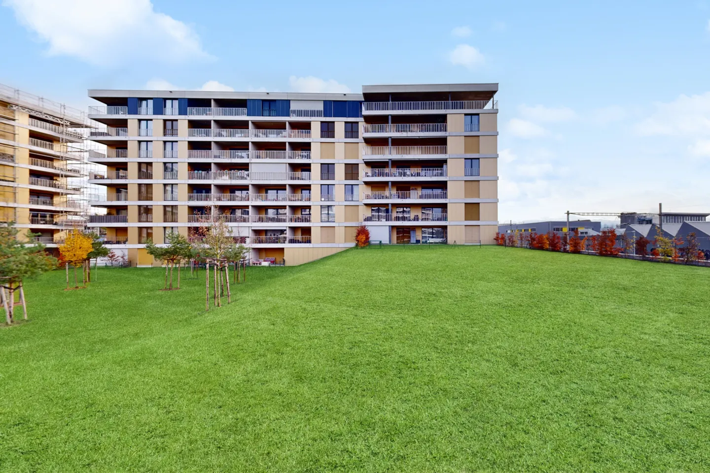 Situé dans un bâtiment moderne - Photo 1 sur 2