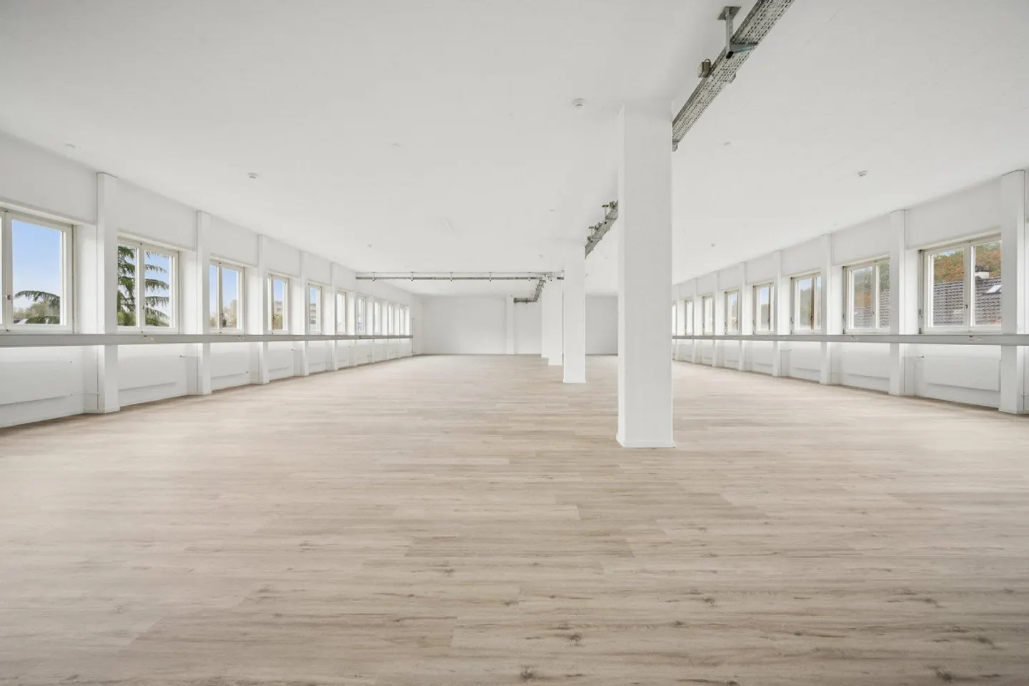 Spazio commerciale spazioso e luminoso di 392 m² a Dietikon - Foto 3 di 8