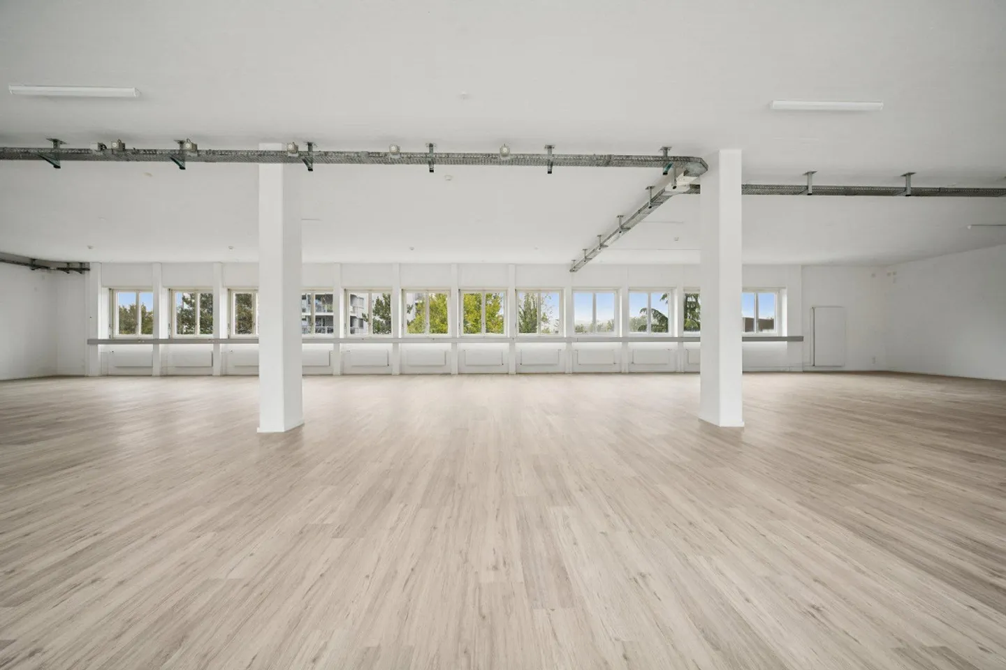 Spazio commerciale spazioso e luminoso di 392 m² a Dietikon - Foto 4 di 8